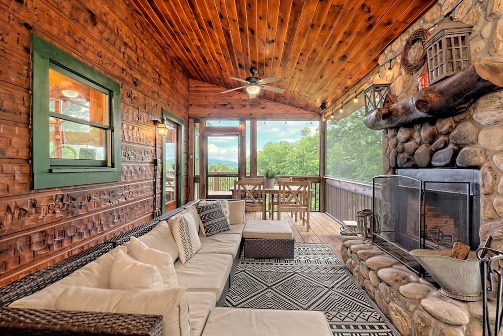 Hot Tub 3 Fireplaces Mountain Views Game Room