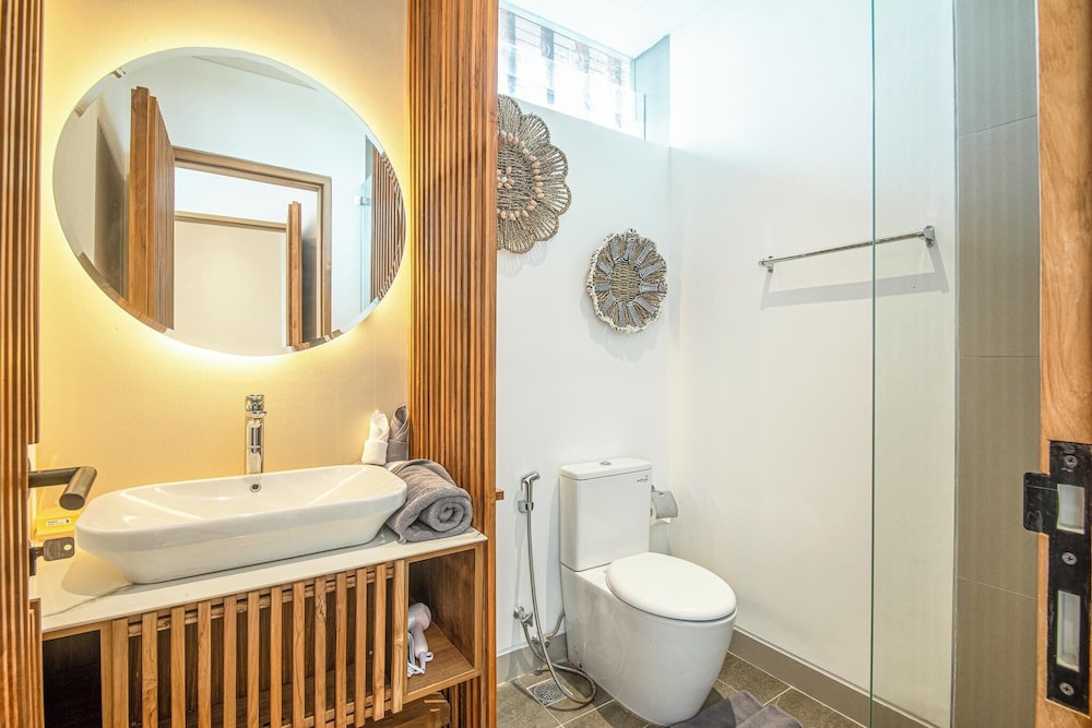 Luxury 5BR Retreat, 400m From Café Del Mar Shore