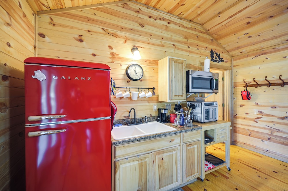 11 Mi to LBJ State Park - Couples Cabin Retreat!