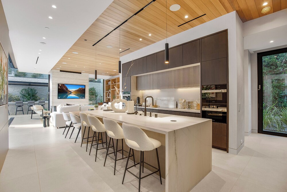 Hutton Villa - 5-bedroom Retreat in Iconic Beverly Hills Oasis