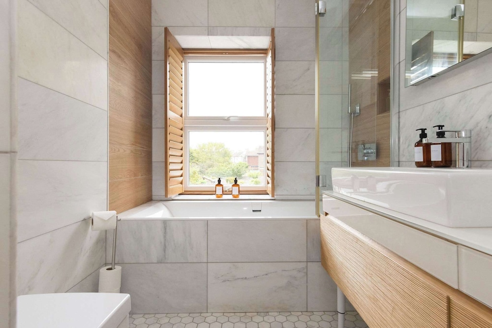 Spacious 4-bed Near City Sea