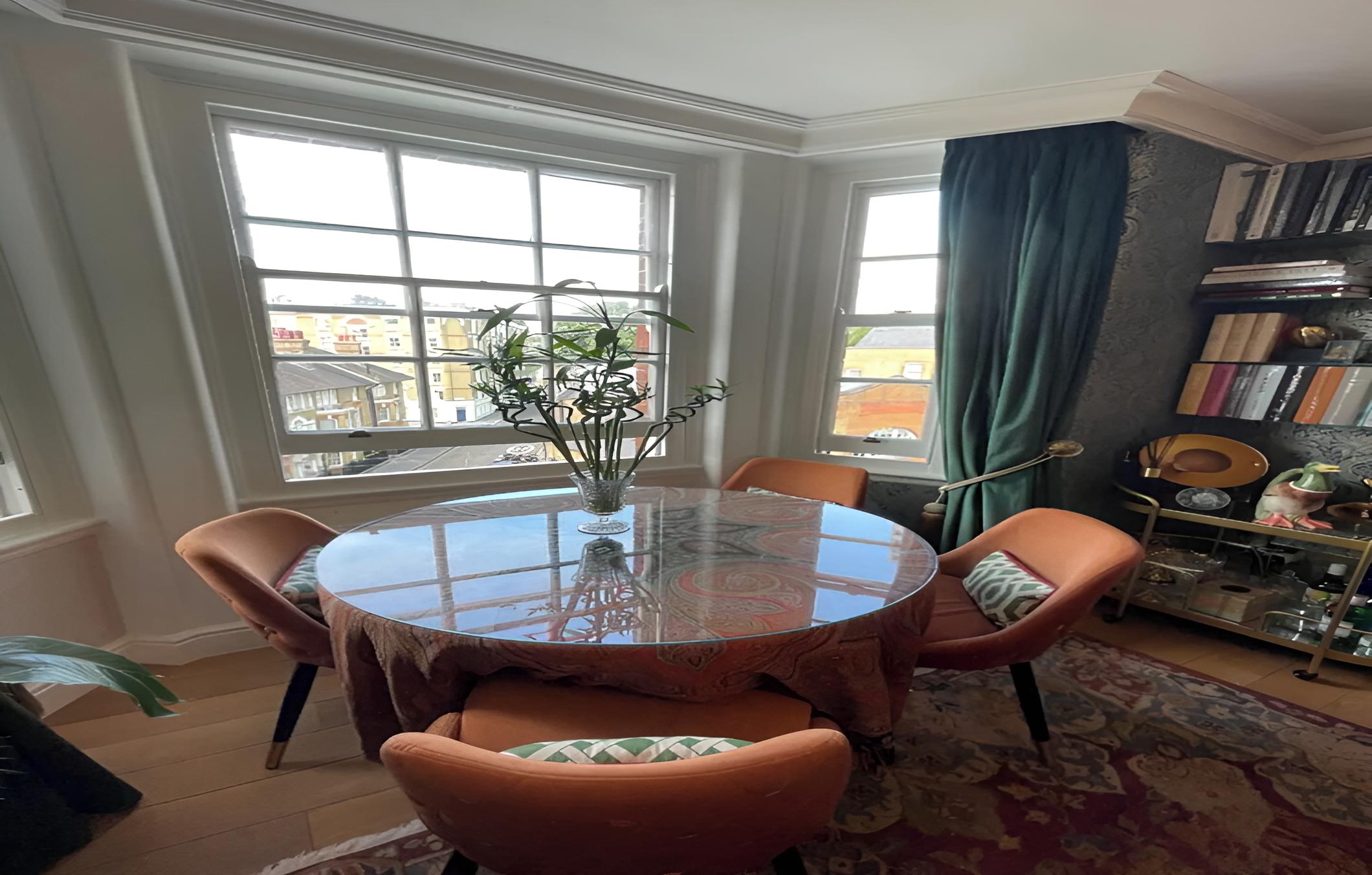 Vibrant & Art-filled 2BD Haven - Victoria