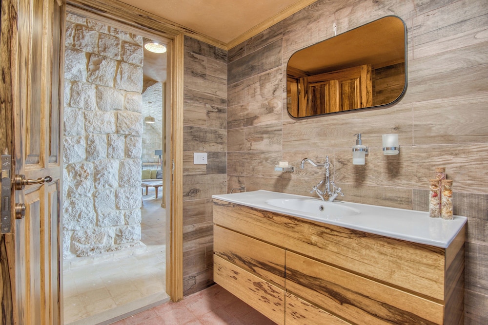 Red Oak House With Garden & Terrace in Assia, Batroun