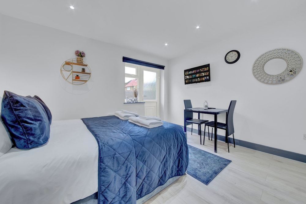 Lovely 1-bed Studio in Feltham view 3