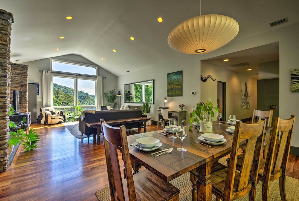 Luxury Lodge on 45 Acres: Patio, Deck & Views!