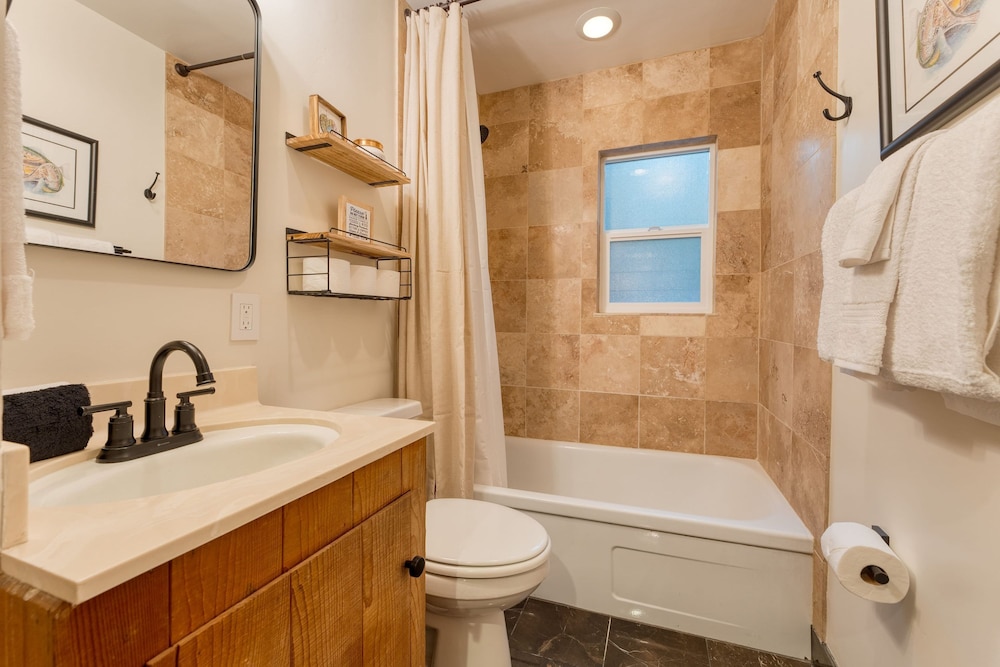 Westlake Cabin by Avantstay Hot Tub Near Skiing Walk to Restaurants Lake