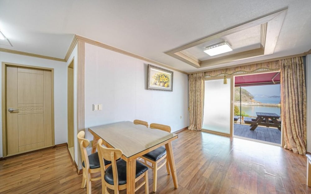 Geojedo Ocean View Dumo Mongdol Pension