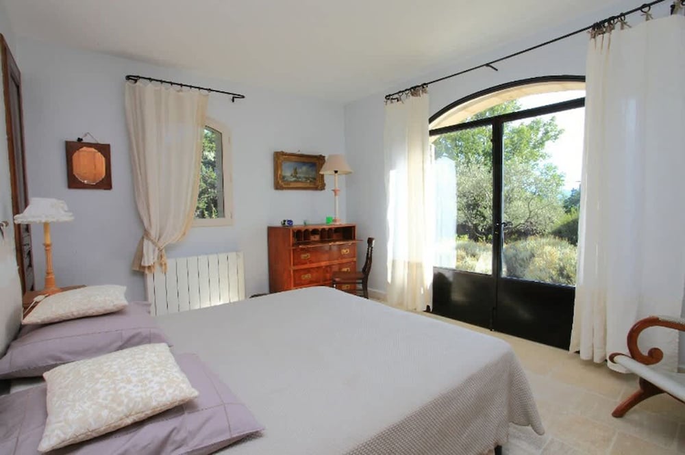 Provencal Villa in the Heart of the Luberon Scrubland
