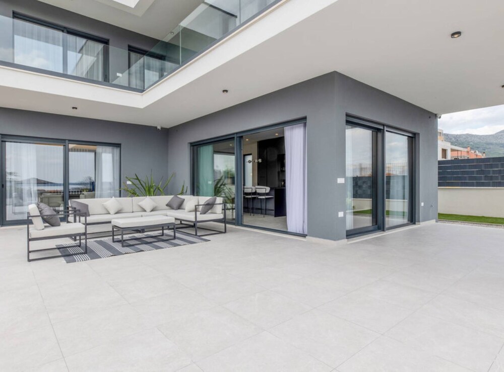 Moonlit Mirage Villa With Pool, Gym and Sauna