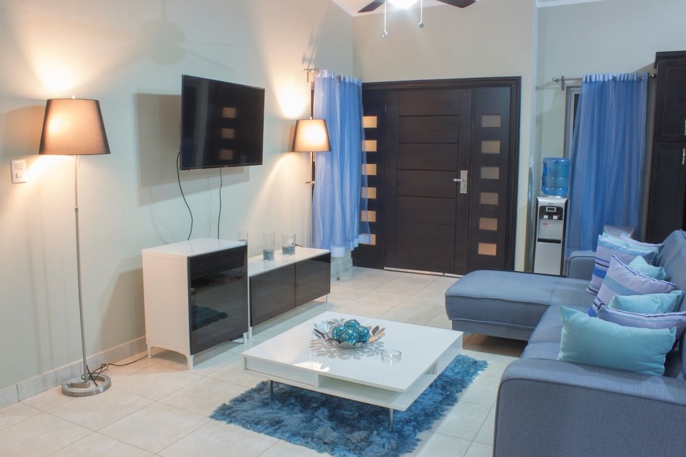 Stylish 3 bedroom w/ covered BBQ area by the pool
