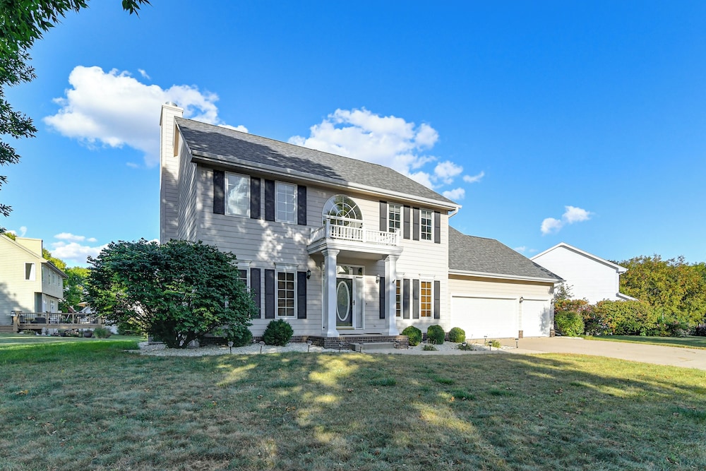 Des Moines Suburb Stay w/ Spacious Layout & Deck!