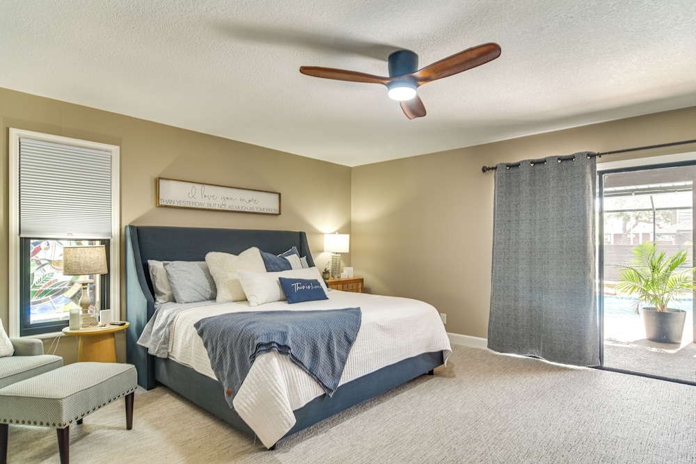2 Blocks to Golf Course: Spacious Tampa Home!