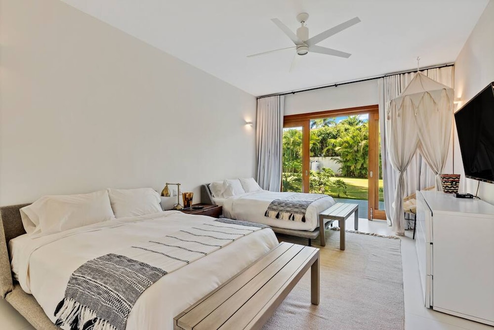 Modern Oasis Stunning Views of Golf Course River