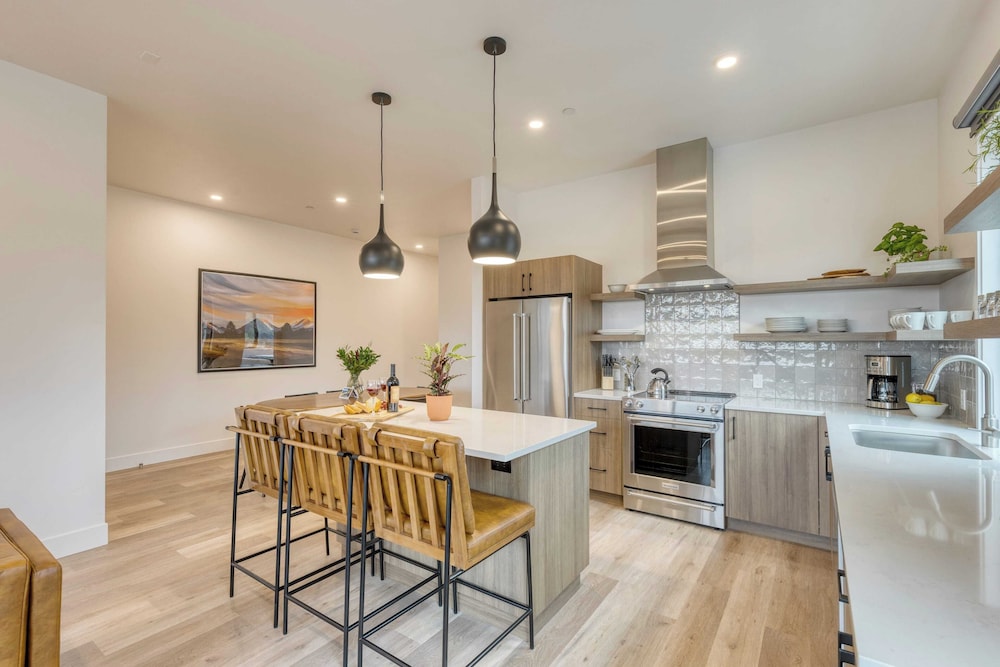 2 Units Minutes to Old Bend Deck + Hot Tub 1216 Skyline Ranch by Avantstay