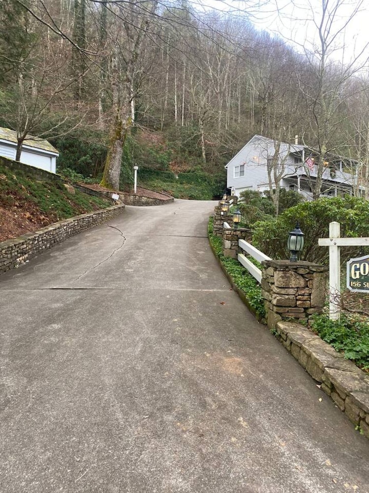 5 BR House- Mt Mitchell Golf Course on the River
