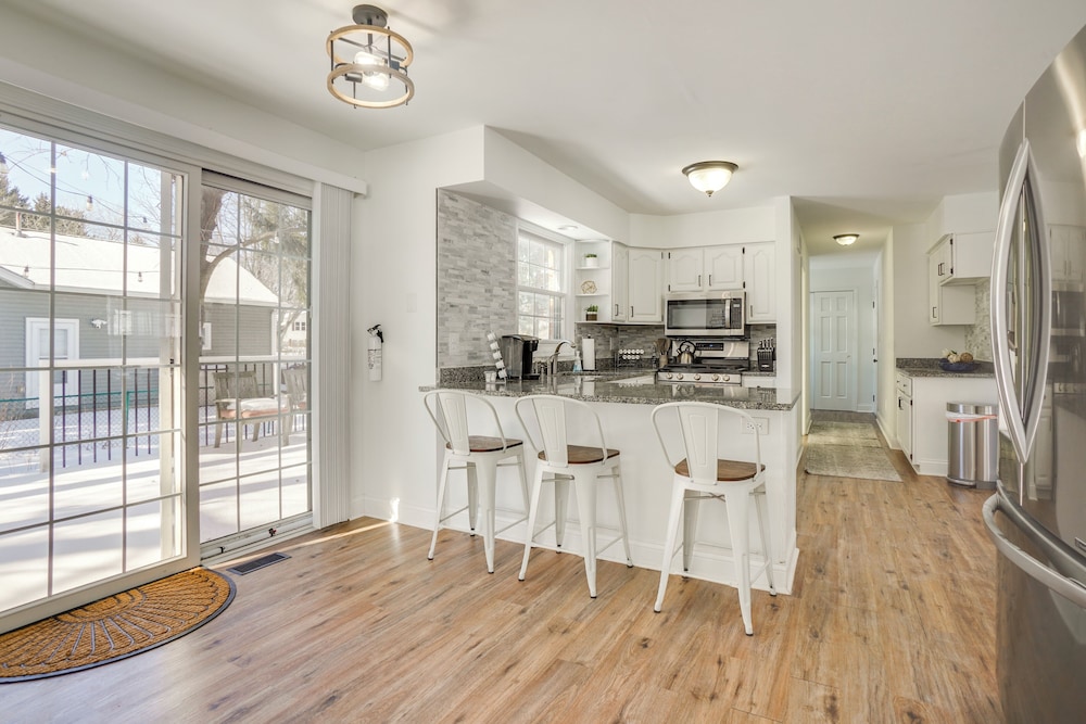 1/2 Mi to Lake Geneva: Home w/ Game Room