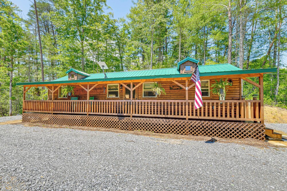 11 Mi to Smoky Mtns: Dog-friendly Sevierville Home