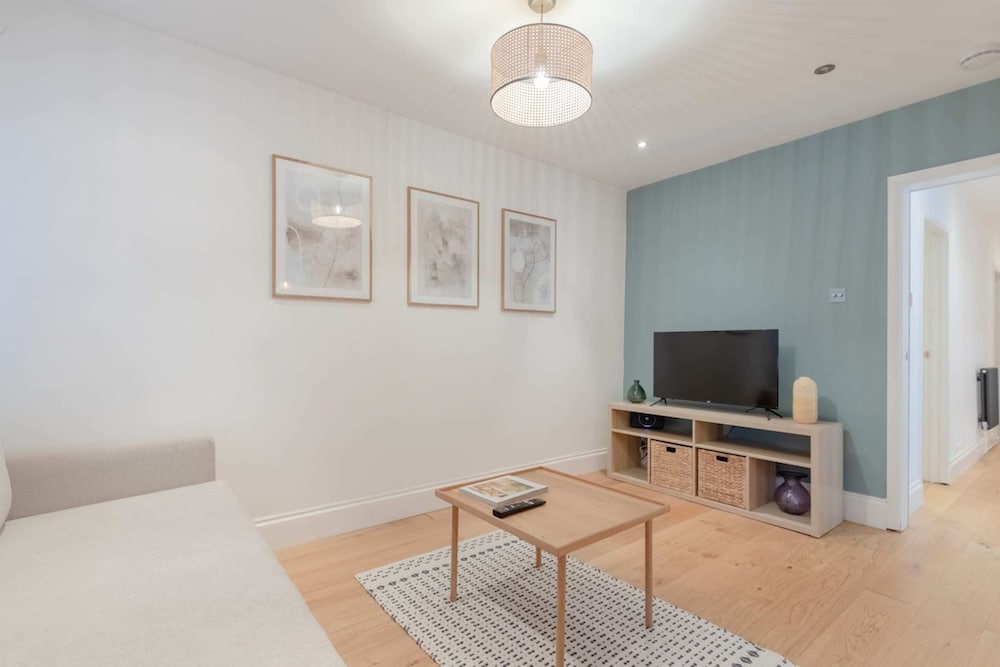 Newly Refurbished 2BD Flat - Wimbledon Village!