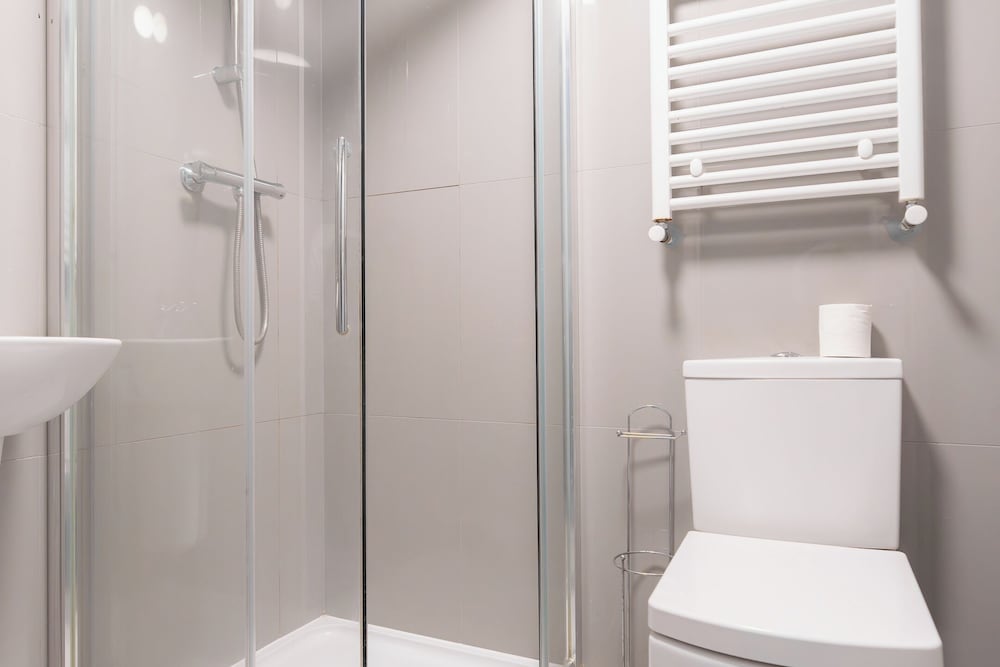 D'luxe 5-bed House - Sleeps 12 & Private Parking