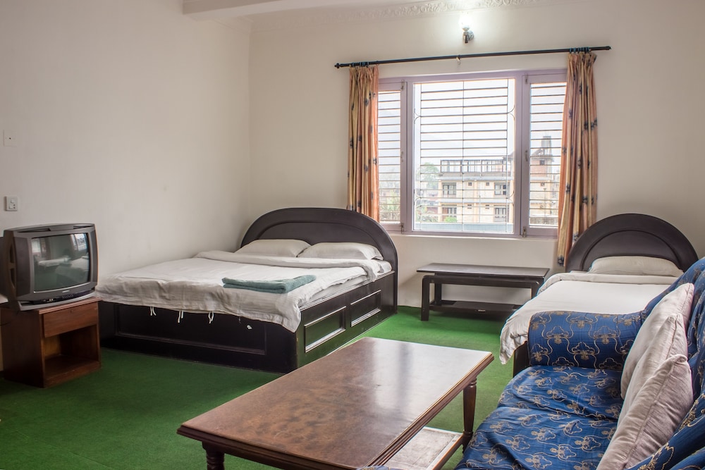 Giri Guest House