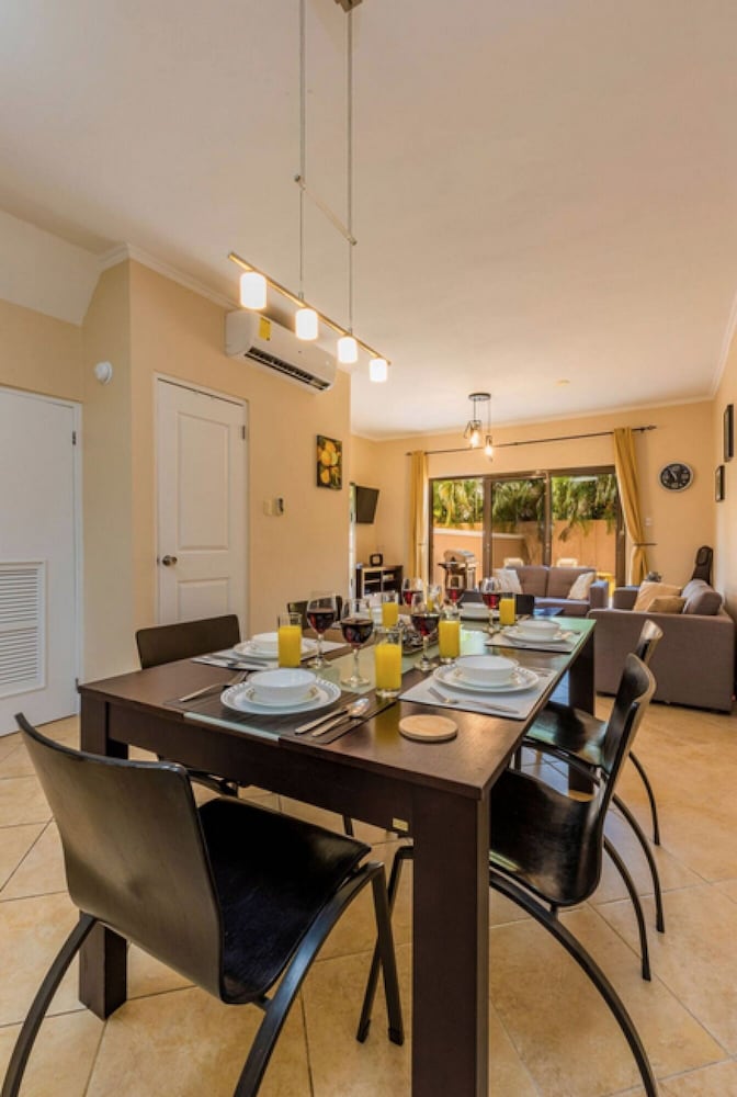 Gold Coast - 2br3ba Gated Community w Pools Gym