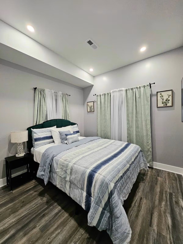 Cozy Home near City Center with Hot tub