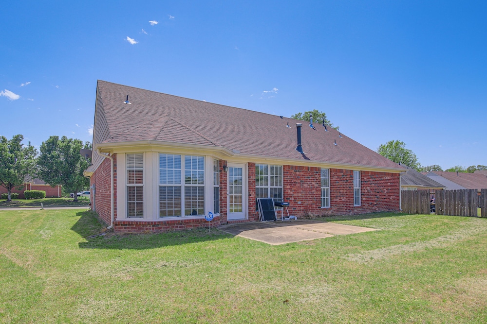 Large Backyard: Peaceful Home in Southaven! view 3