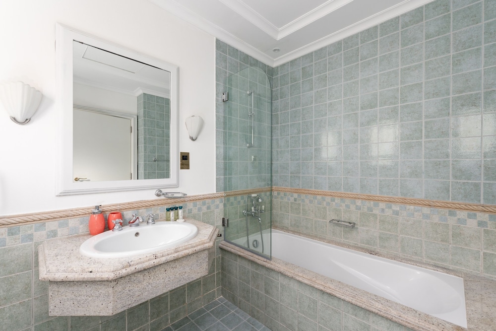 Exclusive 5BR Palm Villa w Private Pool and Beach