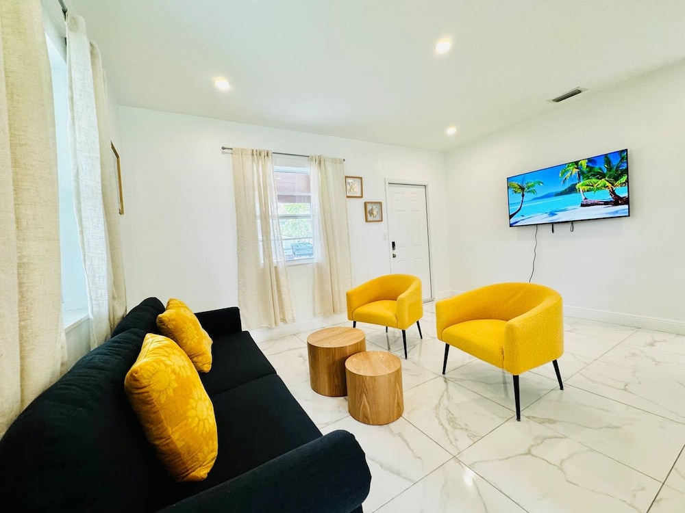 Modern 2-bedroom Retreat Near Beach Airport