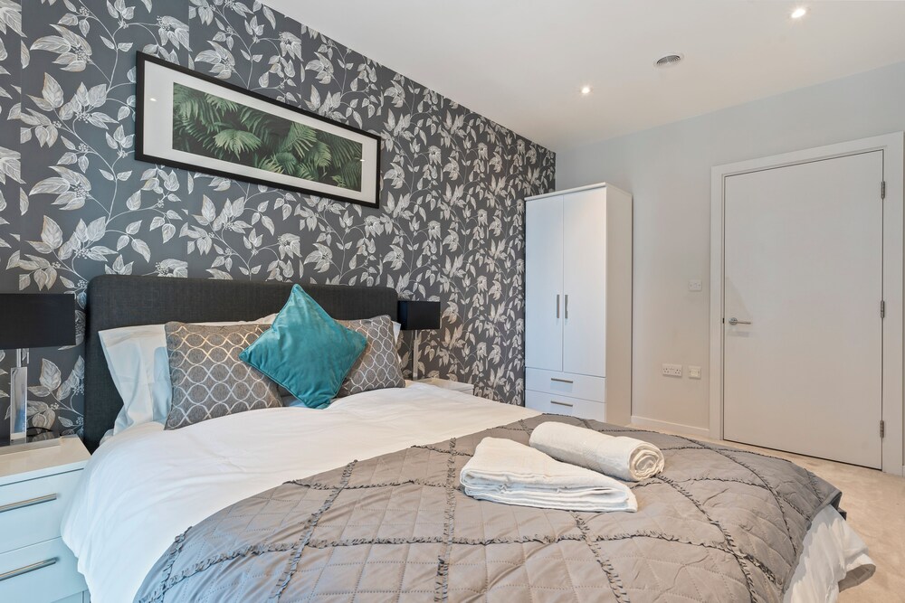 Elegant 2 Bed Apartment Within Many Attractions