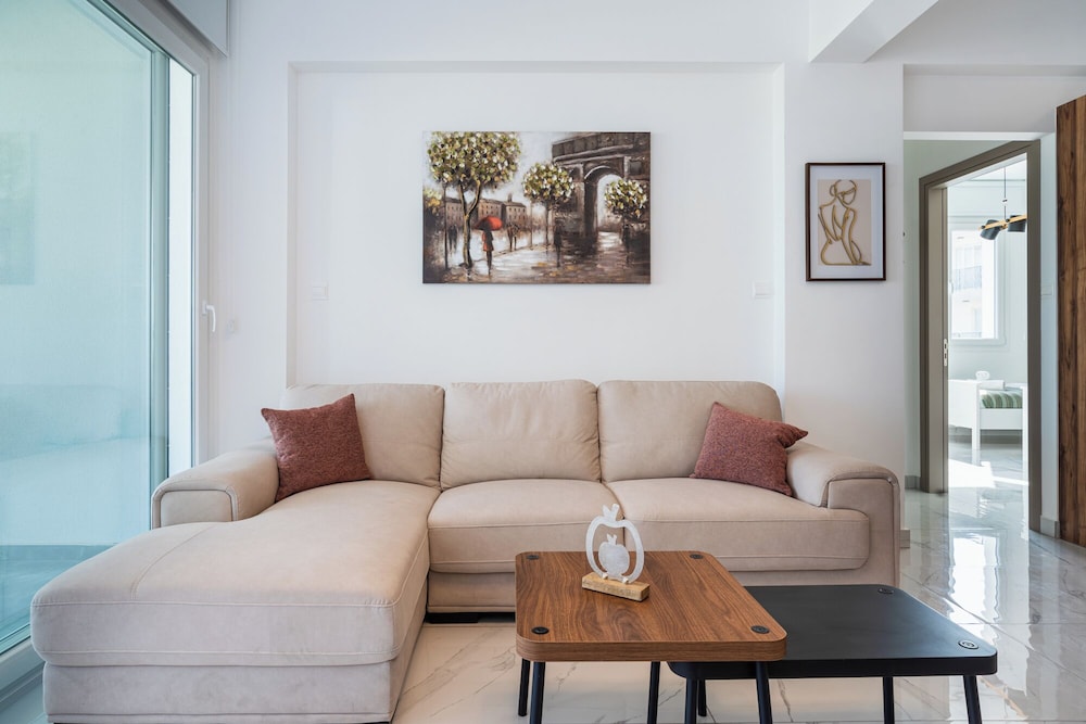 Doria 2-Bedroom Apartment & Balcony in Larnaca