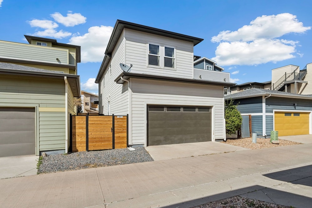 Decked Out Sunset Views, Fire Pit & Fenced Yard