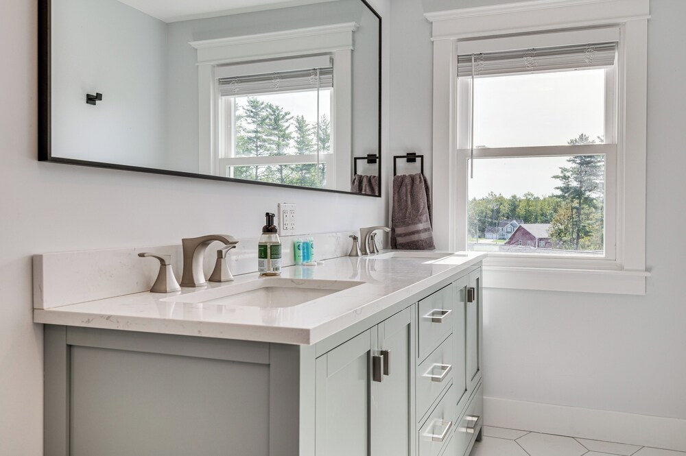Golf, Hike & Explore: Family Home in Pembroke!