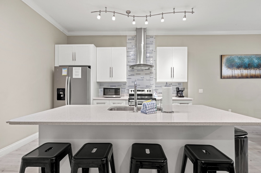 Spacious 4-bed, 3-bath Beach House Sleeps 12 for the Perfect Getaway