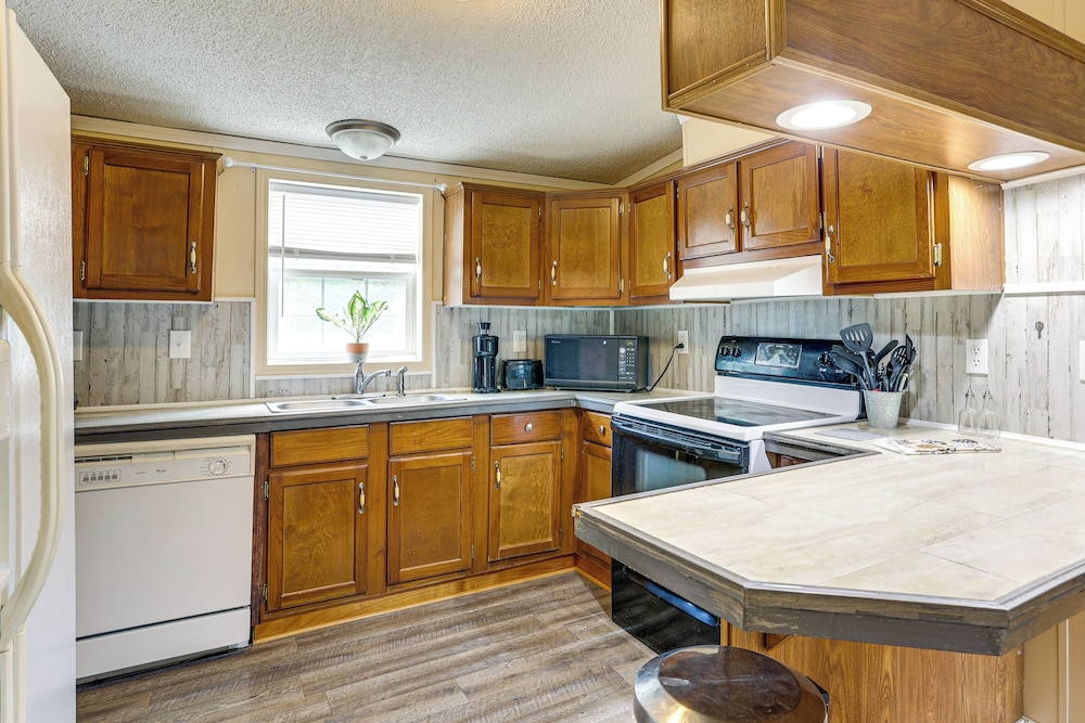 3 Mi to Dtwn: Pet-friendly Farm Retreat in Paris!