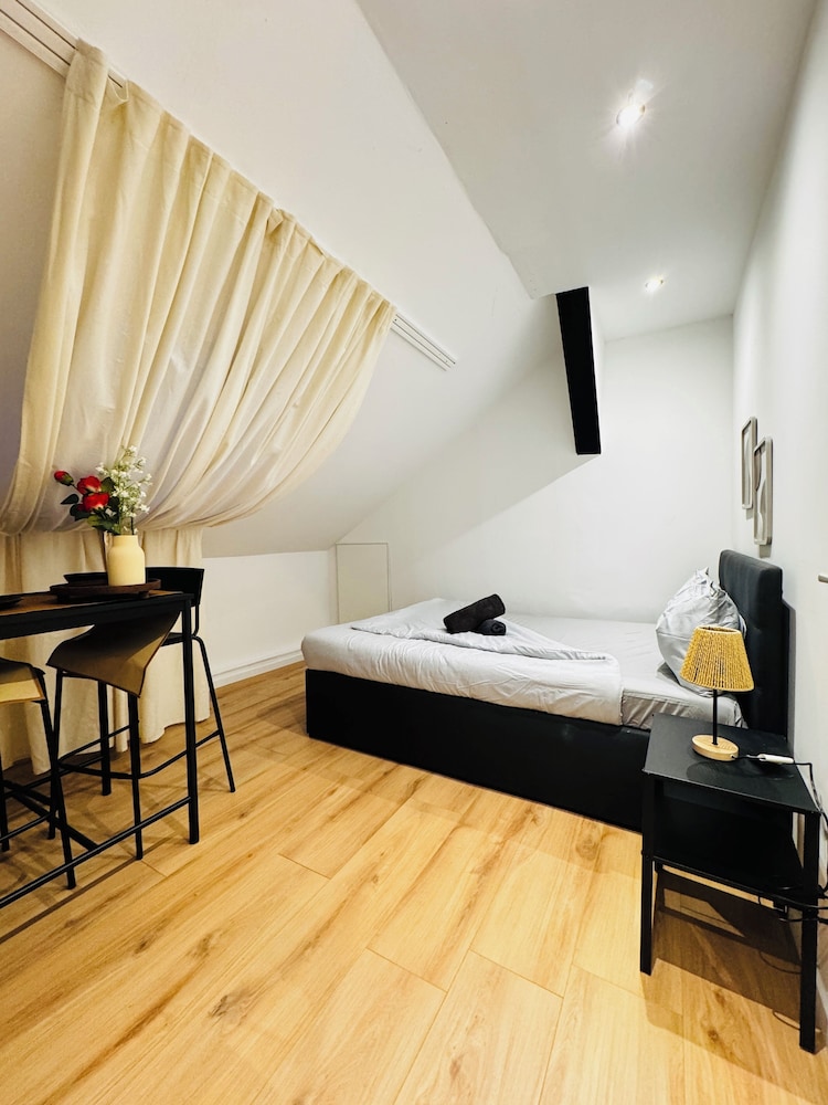 Comfortable 5 BR Apt near Schonbrunn