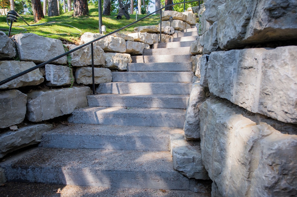 Eureka Springs Treehouses, Hobbit Caves & Castles
