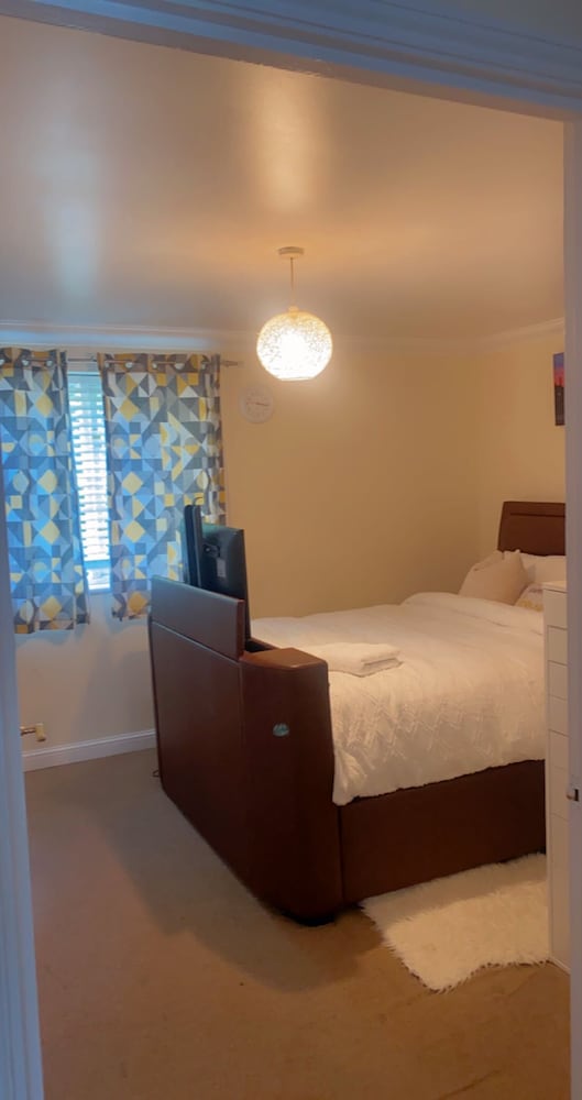 Lovely 2 Bed Apartment in East London view 3