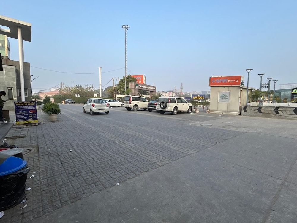 Spacious 1bhk for 6 Guests King & Sofa Beds Zirakpur,chandigarh,mohali,tricity