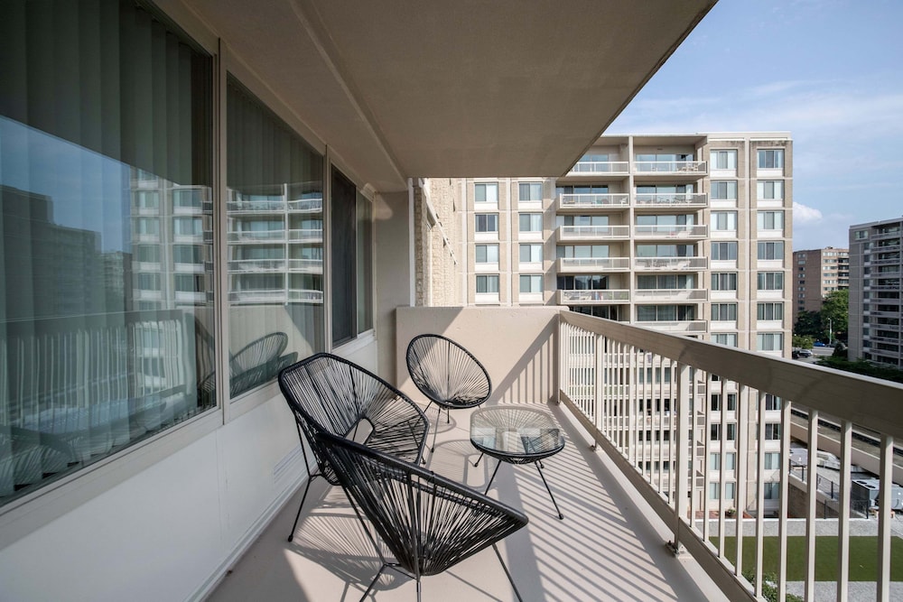 Stylish Comfort Condo in Crystal City