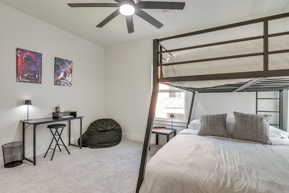 East Downtown Walkability! Modern Houston Townhome