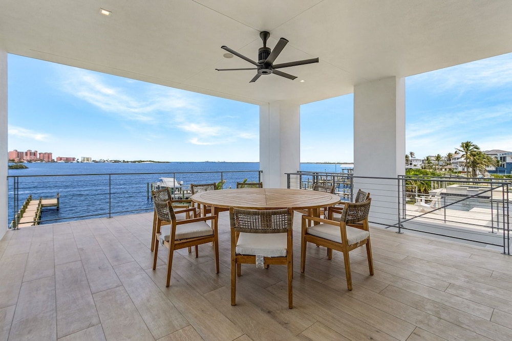 793 Shoreline Estate: 6bd/6br, Luxurious Pool Home On The Water! 6 Bedroom Home