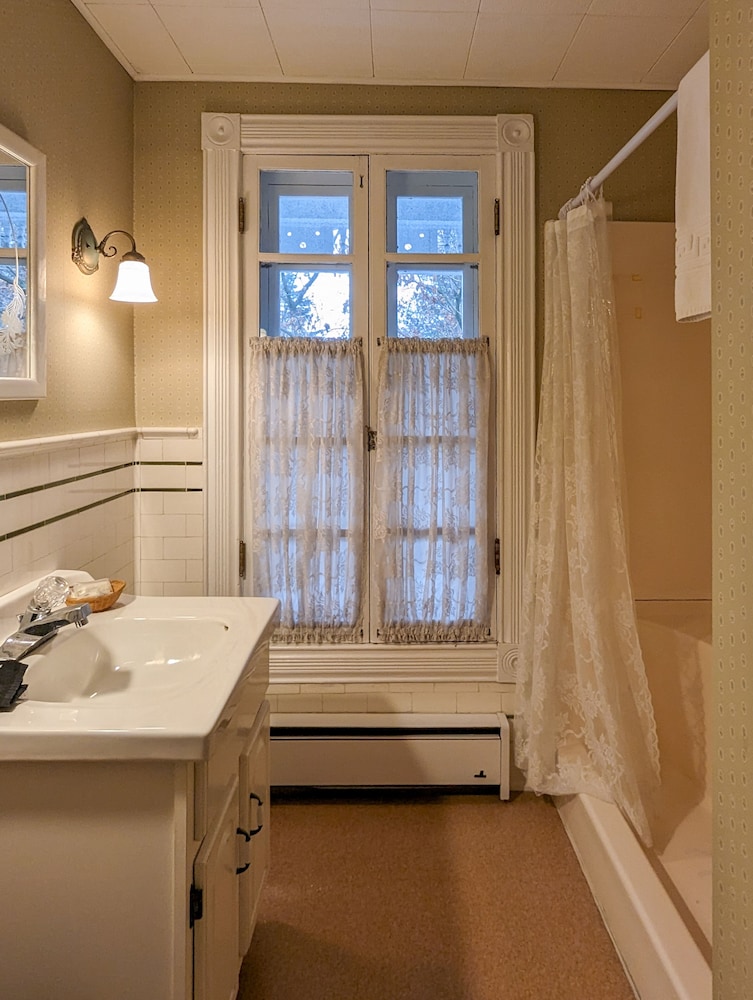 Hudson Manor Bed and Breakfast