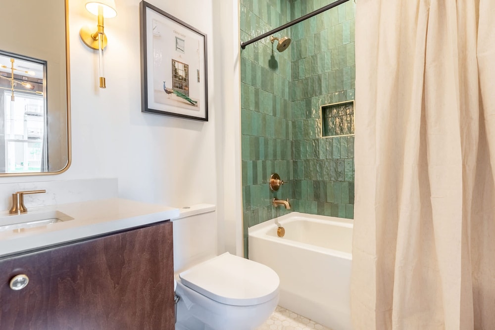 Luxe 4BR Retreat With Hot Tub Skyline Deck