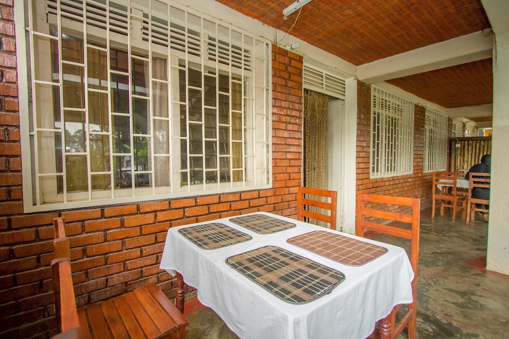 Sabinyo Guest House