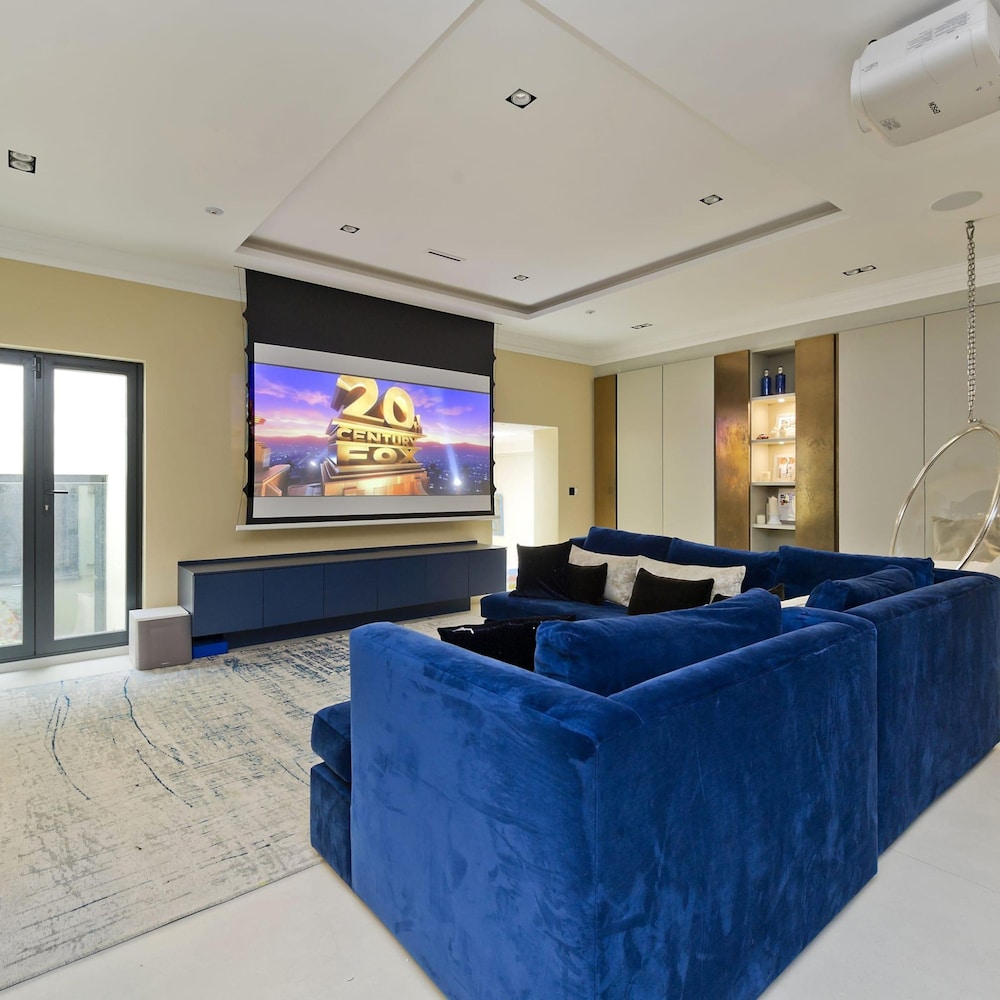 Astounding 7bed Notting Hill Family Home w Private Garden Games Room Parking