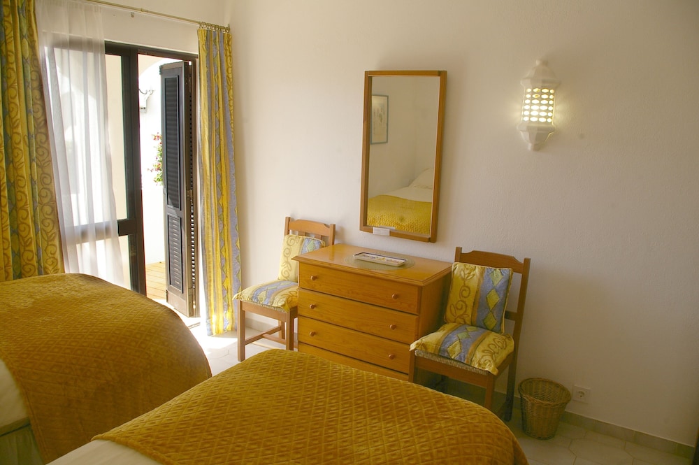 Lovely 2 Bedroom end Townhouse in Carvoeiro view 2