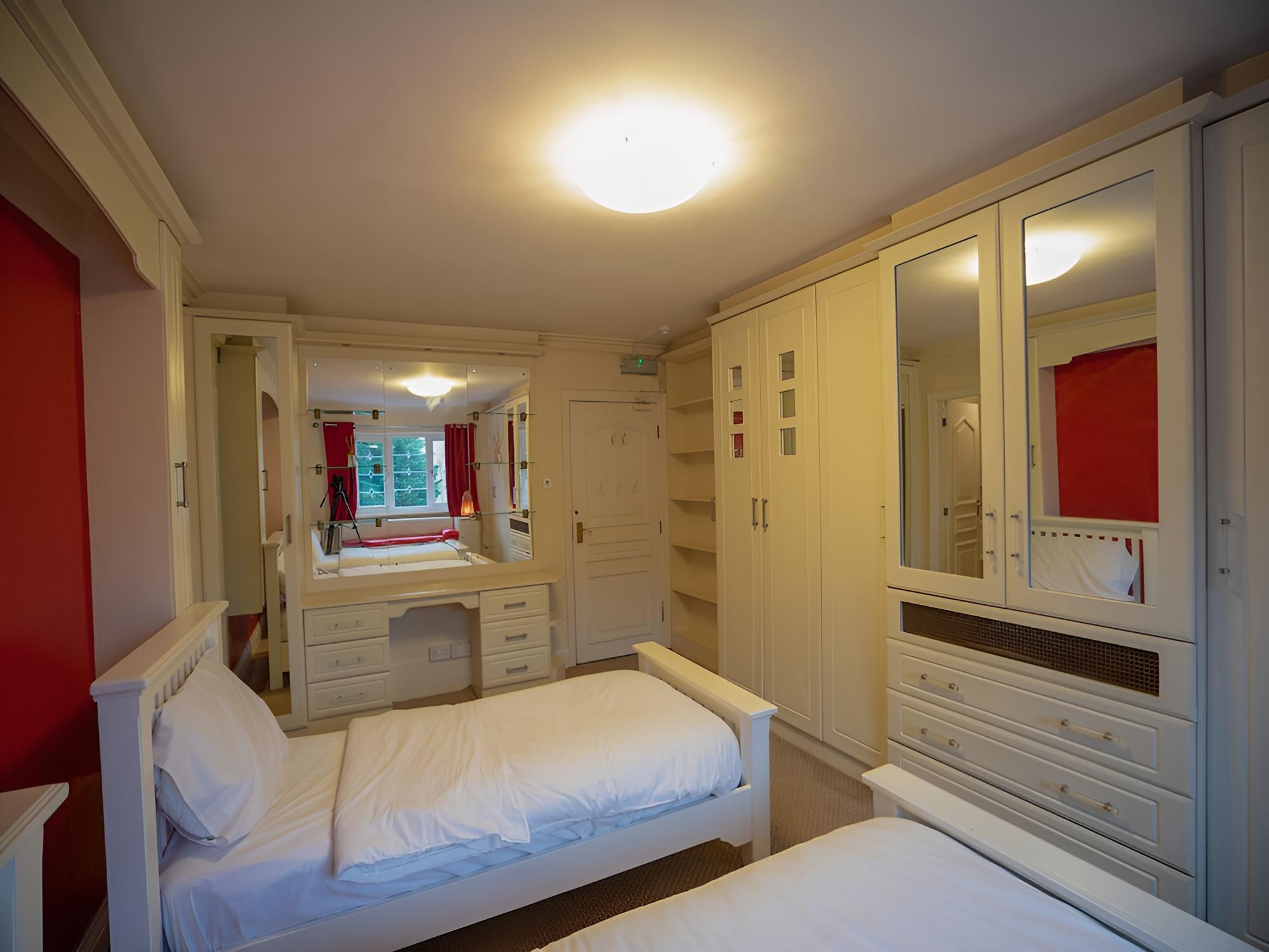 OakCroft GuestHouse Manchester Airport