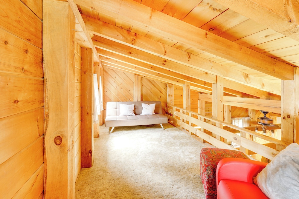 7 Mi to Glens Falls: Peaceful Retreat w/ Game Room