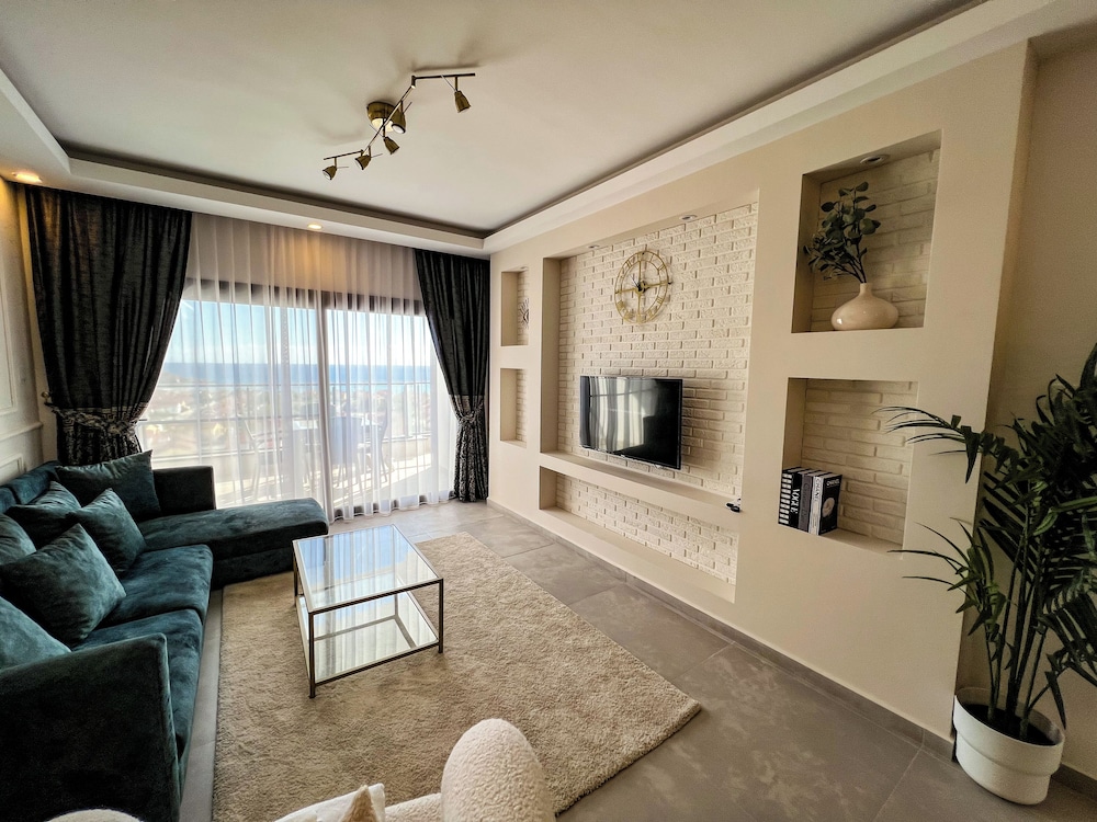 Isabella Pool Apartments